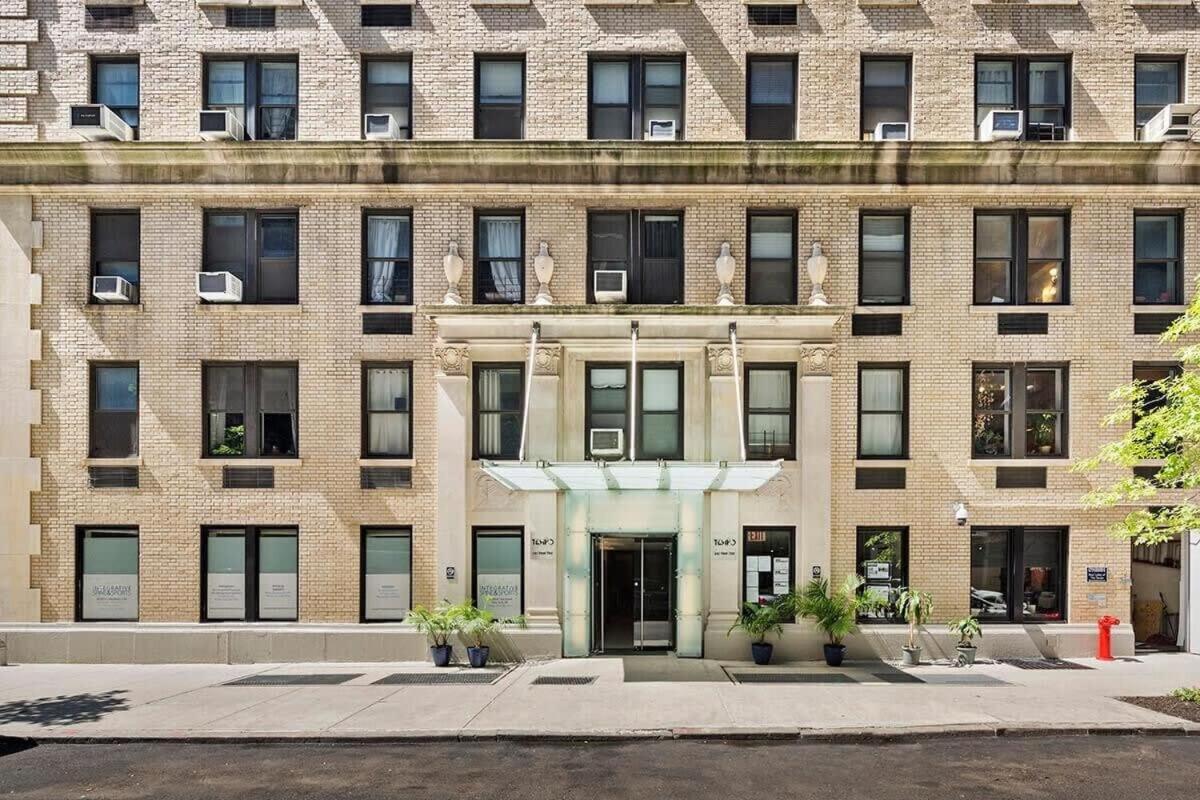 73-318 New Studio Uws Doorman Gym New York Exterior foto